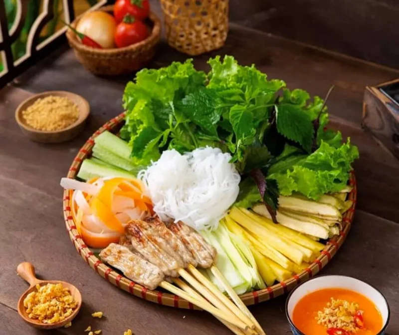 Hue by Night: Cyclo Foodie Adventure nem lụi - hue street food tour